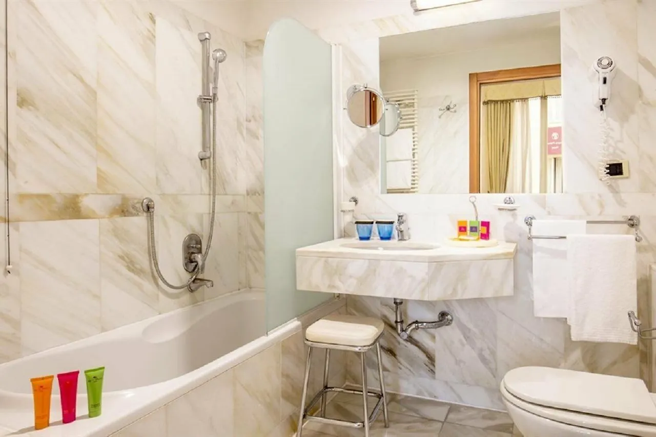 Una Hotels Empire Roma 4*,