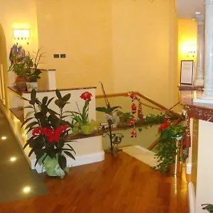 Otel Dina, Roma